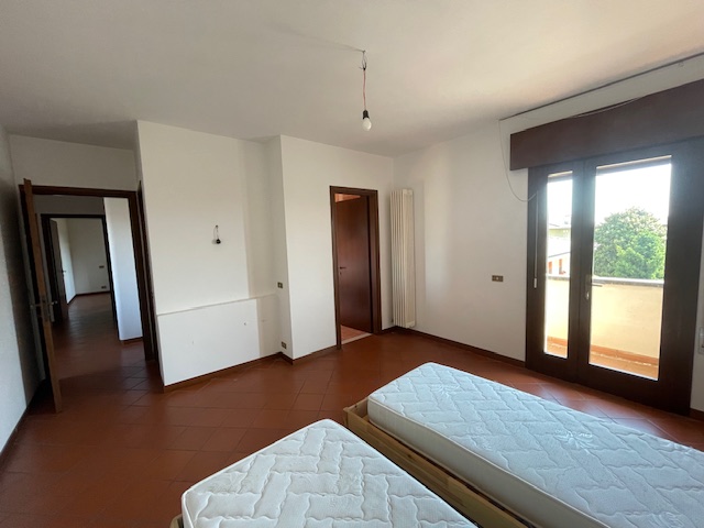 Vendesi a Marola blocco composto da due unità abitative indipendenti.

La prima unità è disposta ...