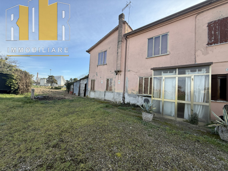 Proponiamo in vendita Esclusiva porzione di fabbricato accostato con 2.000 mq di terreno. La casa...