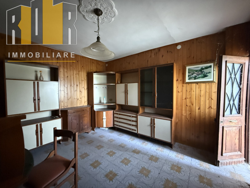 Proponiamo in vendita Esclusiva porzione di fabbricato accostato con 2.000 mq di terreno. La casa...