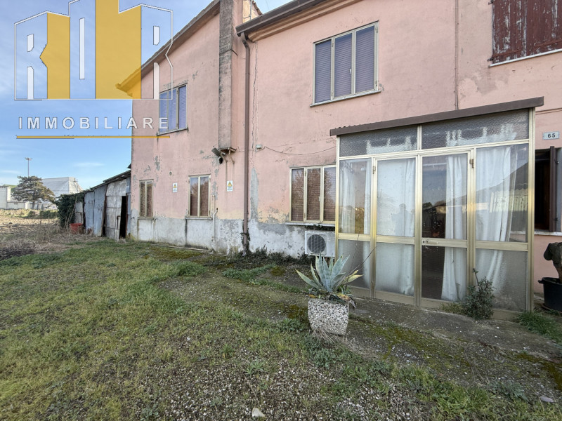 Proponiamo in vendita Esclusiva porzione di fabbricato accostato con 2.000 mq di terreno. La casa...