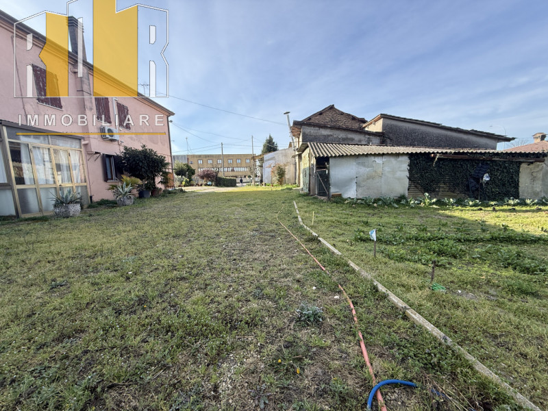 Proponiamo in vendita Esclusiva porzione di fabbricato accostato con 2.000 mq di terreno. La casa...