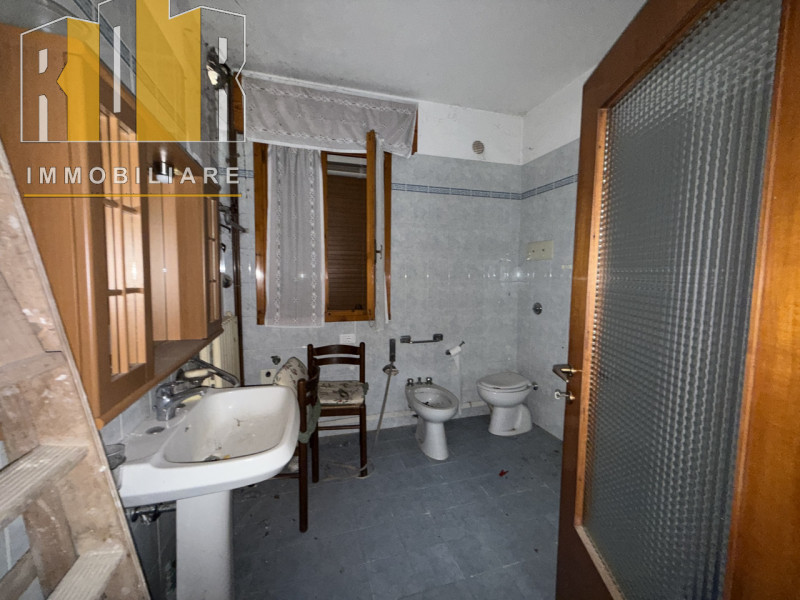 Proponiamo in vendita Esclusiva porzione di fabbricato accostato con 2.000 mq di terreno. La casa...