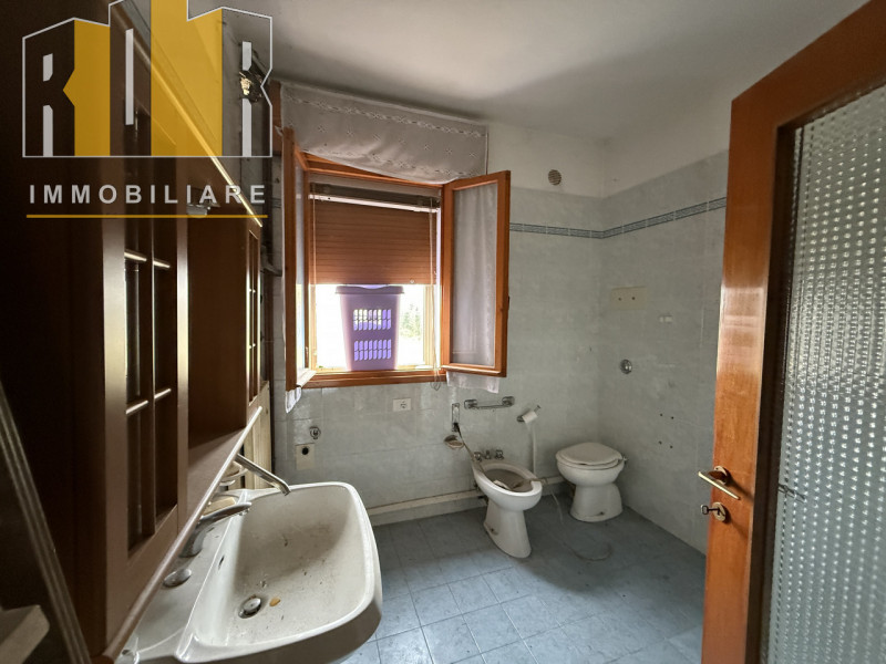 Proponiamo in vendita Esclusiva porzione di fabbricato accostato con 2.000 mq di terreno. La casa...