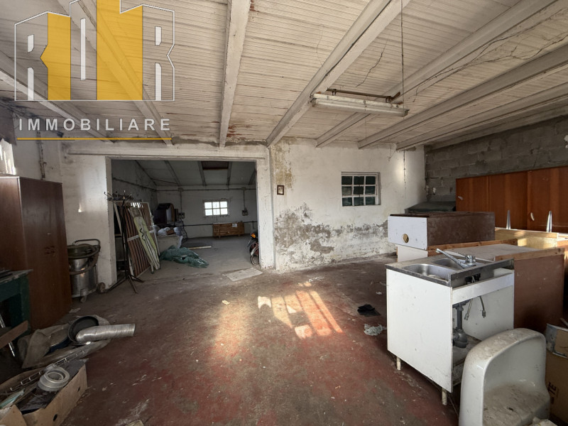 Proponiamo in vendita Esclusiva porzione di fabbricato accostato con 2.000 mq di terreno. La casa...