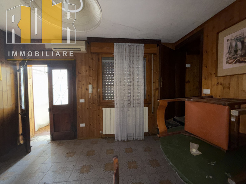 Proponiamo in vendita Esclusiva porzione di fabbricato accostato con 2.000 mq di terreno. La casa...