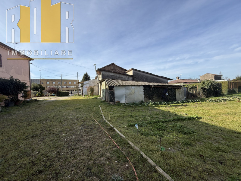 Proponiamo in vendita Esclusiva porzione di fabbricato accostato con 2.000 mq di terreno. La casa...