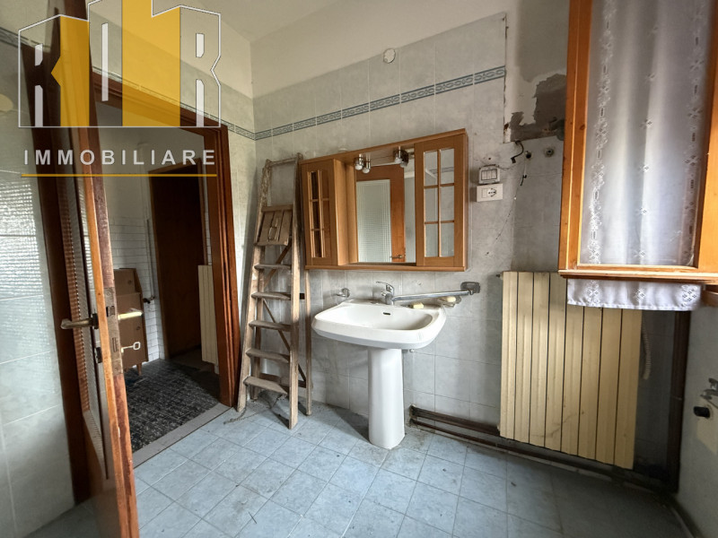 Proponiamo in vendita Esclusiva porzione di fabbricato accostato con 2.000 mq di terreno. La casa...