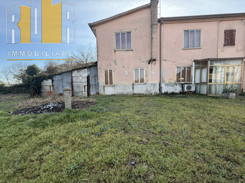 Proponiamo in vendita Esclusiva porzione di fabbricato accostato con 2.000 mq di terreno. La casa...