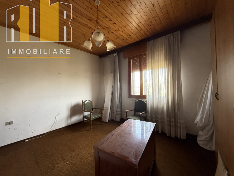 Proponiamo in vendita Esclusiva porzione di fabbricato accostato con 2.000 mq di terreno. La casa...