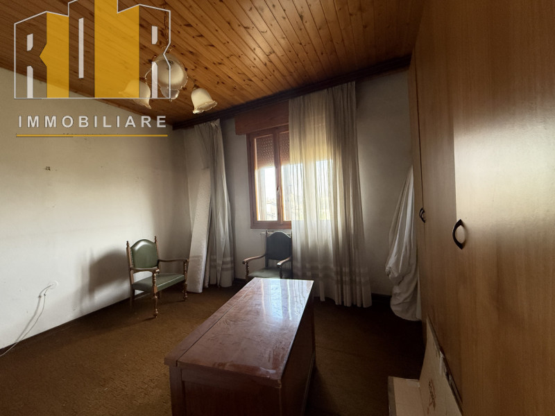 Proponiamo in vendita Esclusiva porzione di fabbricato accostato con 2.000 mq di terreno. La casa...