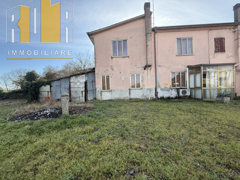 Proponiamo in vendita Esclusiva porzione di fabbricato accostato con 2.000 mq di terreno. La casa...