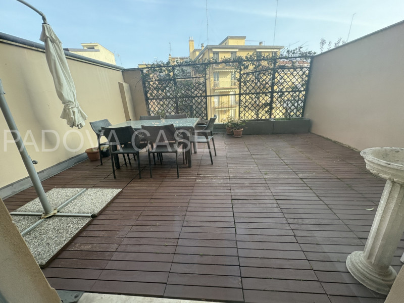 Scopri questo splendido appartamento situato nel prestigioso contesto di Corso Milano a Padova. Q...