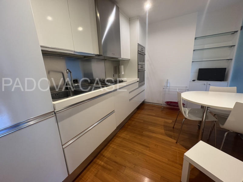 Scopri questo splendido appartamento situato nel prestigioso contesto di Corso Milano a Padova. Q...