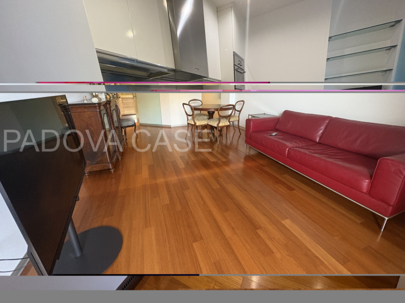 Scopri questo splendido appartamento situato nel prestigioso contesto di Corso Milano a Padova. Q...