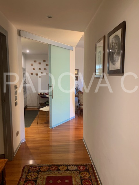 Scopri questo splendido appartamento situato nel prestigioso contesto di Corso Milano a Padova. Q...