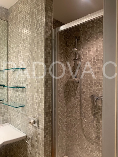 Scopri questo splendido appartamento situato nel prestigioso contesto di Corso Milano a Padova. Q...