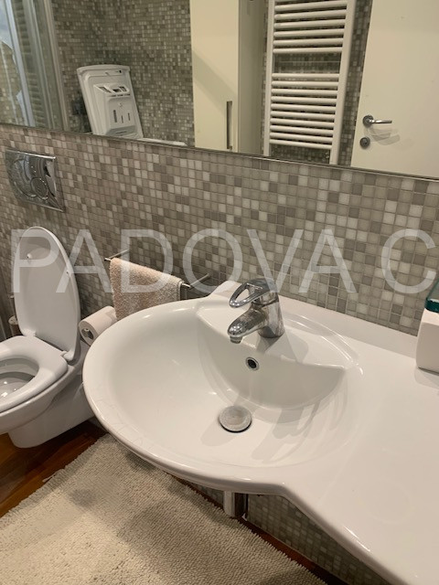 Scopri questo splendido appartamento situato nel prestigioso contesto di Corso Milano a Padova. Q...