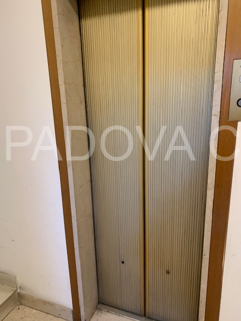 Scopri questo splendido appartamento situato nel prestigioso contesto di Corso Milano a Padova. Q...