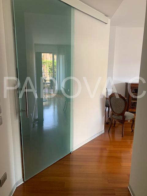 Scopri questo splendido appartamento situato nel prestigioso contesto di Corso Milano a Padova. Q...