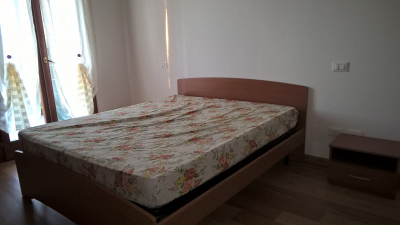 Scopri questo incantevole appartamento bilocale in vendita, situato nella tranquilla zona di Case...