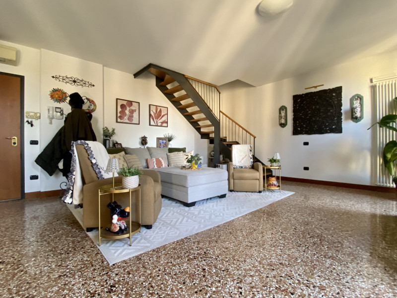 Nel cuore del Centro Storico di Vicenza proponiamo in vendita un elegante appartamento di prestig...