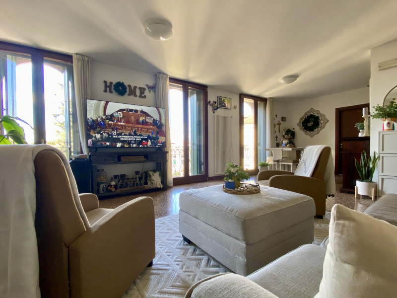 Nel cuore del Centro Storico di Vicenza proponiamo in vendita un elegante appartamento di prestig...