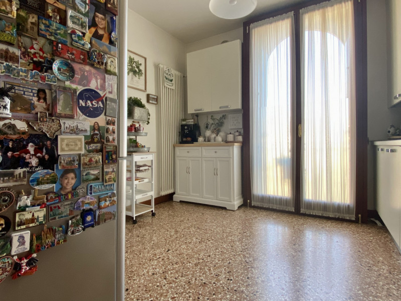 Nel cuore del Centro Storico di Vicenza proponiamo in vendita un elegante appartamento di prestig...