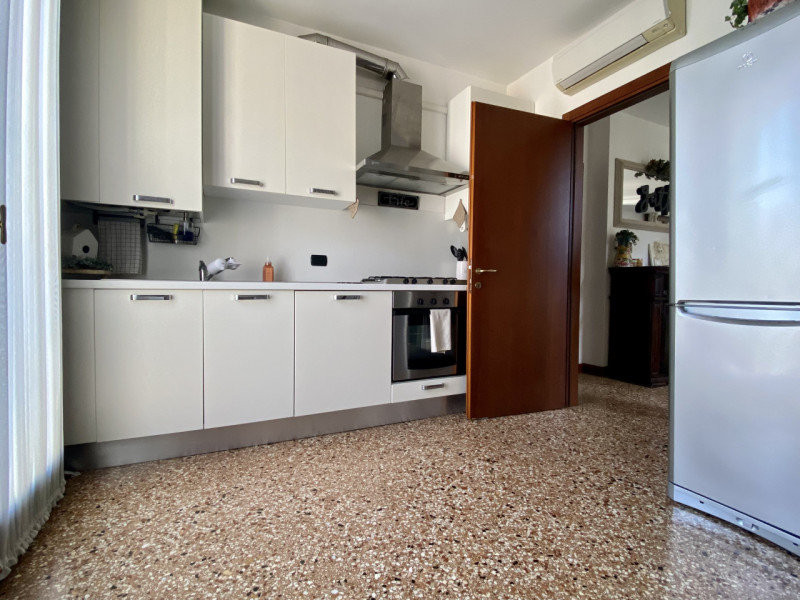 Nel cuore del Centro Storico di Vicenza proponiamo in vendita un elegante appartamento di prestig...