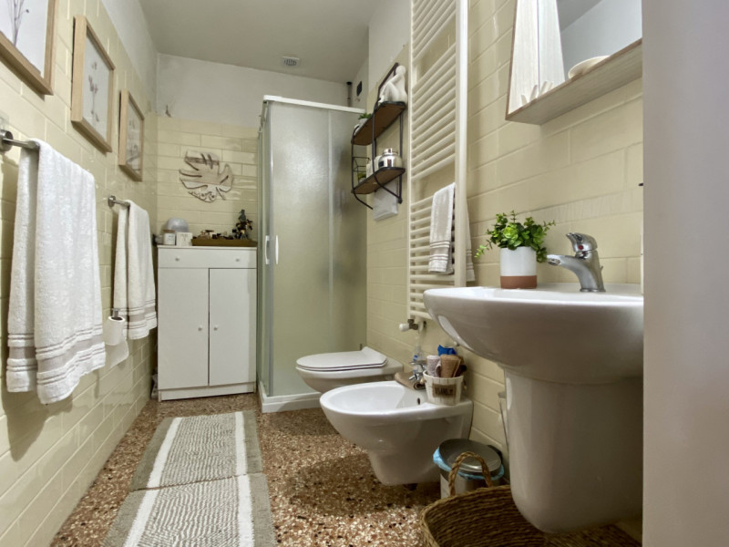 Nel cuore del Centro Storico di Vicenza proponiamo in vendita un elegante appartamento di prestig...