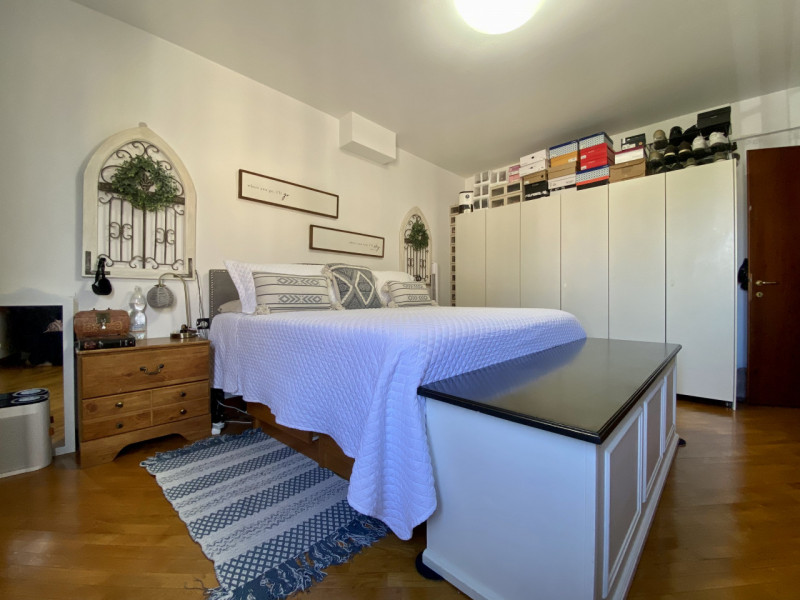 Nel cuore del Centro Storico di Vicenza proponiamo in vendita un elegante appartamento di prestig...