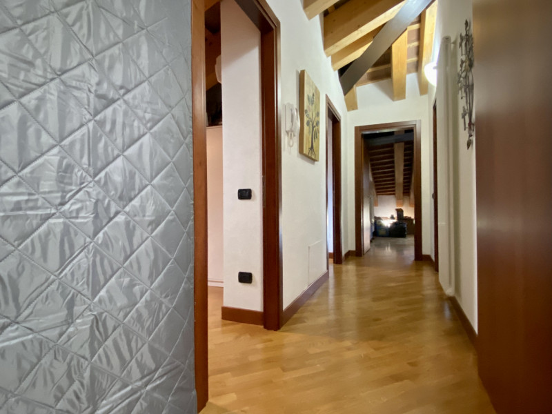 Nel cuore del Centro Storico di Vicenza proponiamo in vendita un elegante appartamento di prestig...