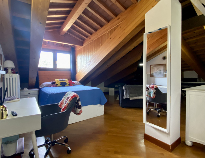 Nel cuore del Centro Storico di Vicenza proponiamo in vendita un elegante appartamento di prestig...