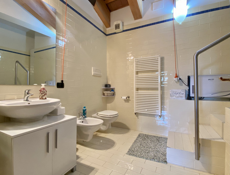 Nel cuore del Centro Storico di Vicenza proponiamo in vendita un elegante appartamento di prestig...