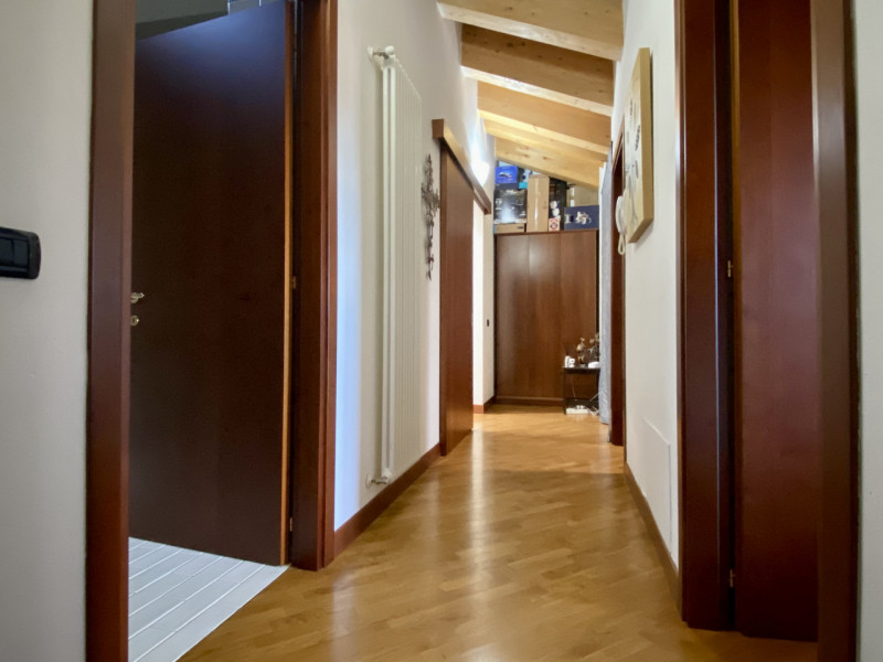 Nel cuore del Centro Storico di Vicenza proponiamo in vendita un elegante appartamento di prestig...