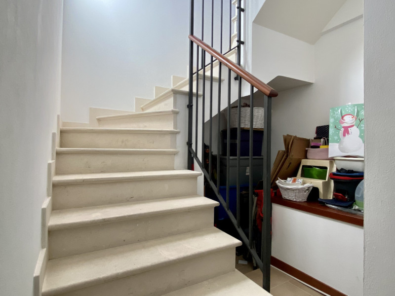 Nel cuore del Centro Storico di Vicenza proponiamo in vendita un elegante appartamento di prestig...