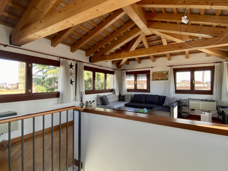 Nel cuore del Centro Storico di Vicenza proponiamo in vendita un elegante appartamento di prestig...