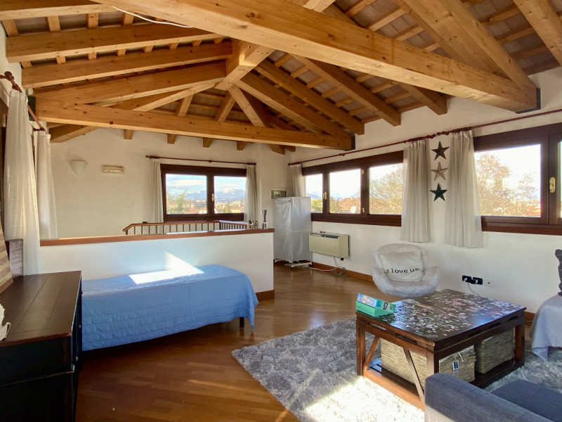 Nel cuore del Centro Storico di Vicenza proponiamo in vendita un elegante appartamento di prestig...