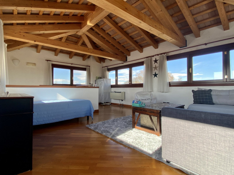 Nel cuore del Centro Storico di Vicenza proponiamo in vendita un elegante appartamento di prestig...