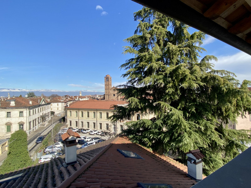 Nel cuore del Centro Storico di Vicenza proponiamo in vendita un elegante appartamento di prestig...