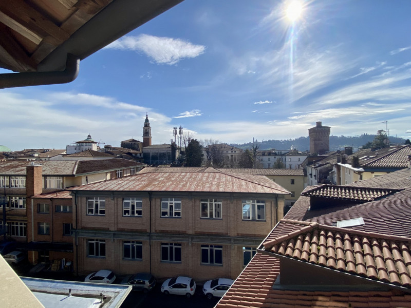 Nel cuore del Centro Storico di Vicenza proponiamo in vendita un elegante appartamento di prestig...