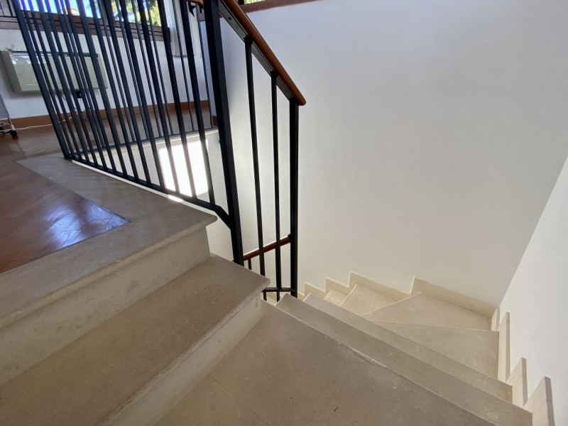 Nel cuore del Centro Storico di Vicenza proponiamo in vendita un elegante appartamento di prestig...