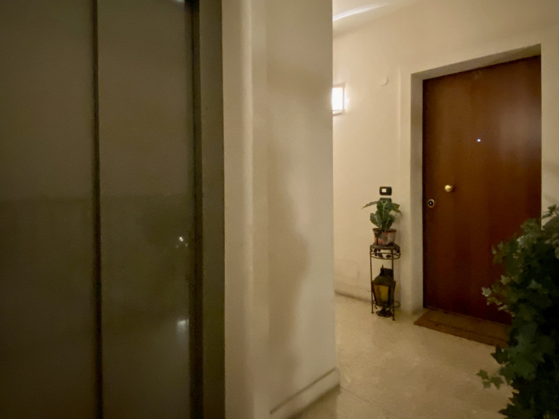 Nel cuore del Centro Storico di Vicenza proponiamo in vendita un elegante appartamento di prestig...