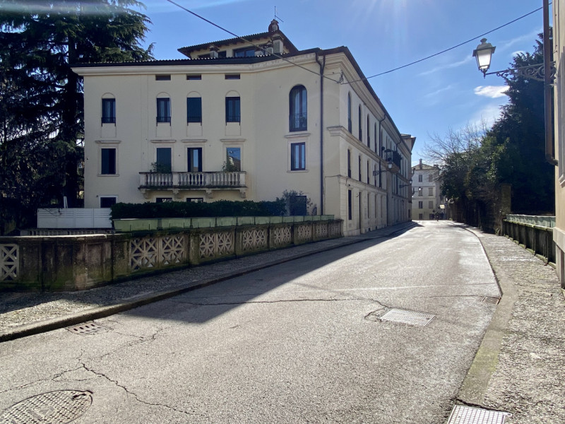 Nel cuore del Centro Storico di Vicenza proponiamo in vendita un elegante appartamento di prestig...