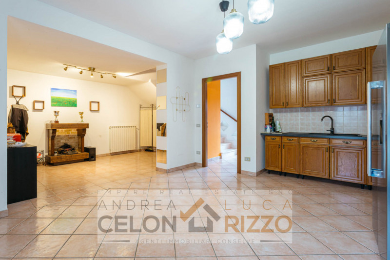 In un quartiere tranquillo e ben abitato di Anguillara Veneta, caratterizzato da porzioni e ville...