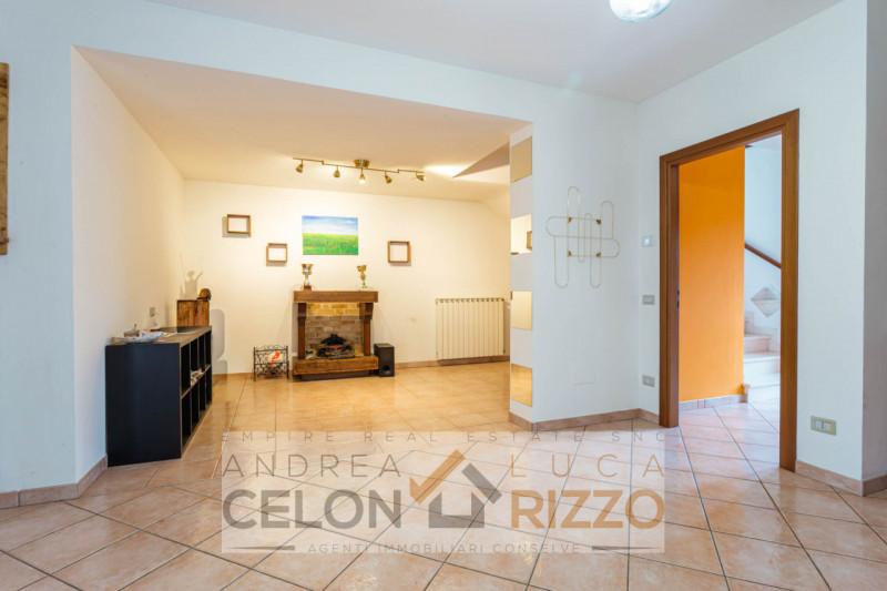 In un quartiere tranquillo e ben abitato di Anguillara Veneta, caratterizzato da porzioni e ville...