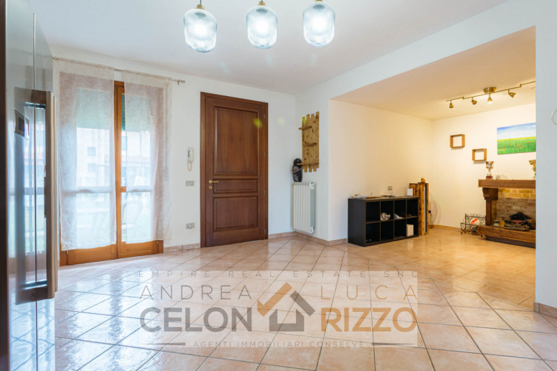 In un quartiere tranquillo e ben abitato di Anguillara Veneta, caratterizzato da porzioni e ville...