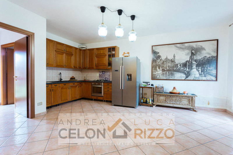 In un quartiere tranquillo e ben abitato di Anguillara Veneta, caratterizzato da porzioni e ville...