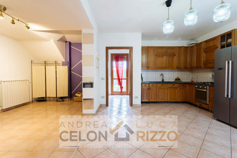 In un quartiere tranquillo e ben abitato di Anguillara Veneta, caratterizzato da porzioni e ville...