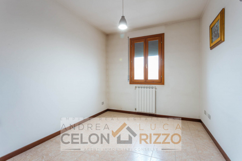 In un quartiere tranquillo e ben abitato di Anguillara Veneta, caratterizzato da porzioni e ville...