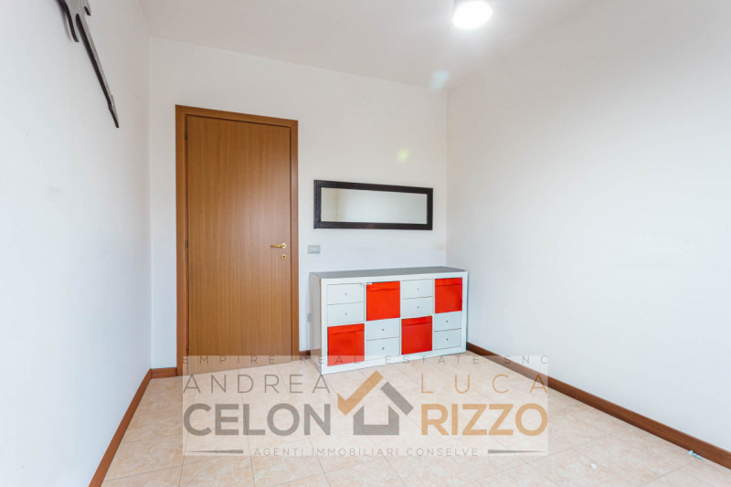 In un quartiere tranquillo e ben abitato di Anguillara Veneta, caratterizzato da porzioni e ville...